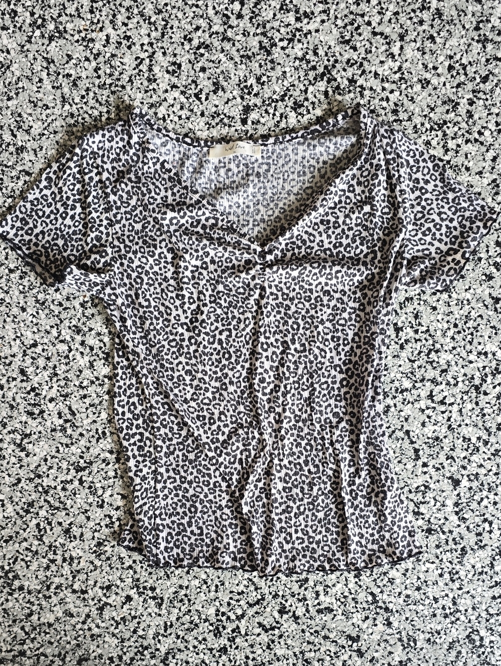 Le Lis Black & White Leopard V-Neck Short Sleeve Tee
